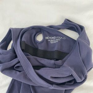 LIKE NEW BEYOND YOGA ATHLETIC YOGA TOP. COMES IN WITH BULIT IN SPORTS BRA